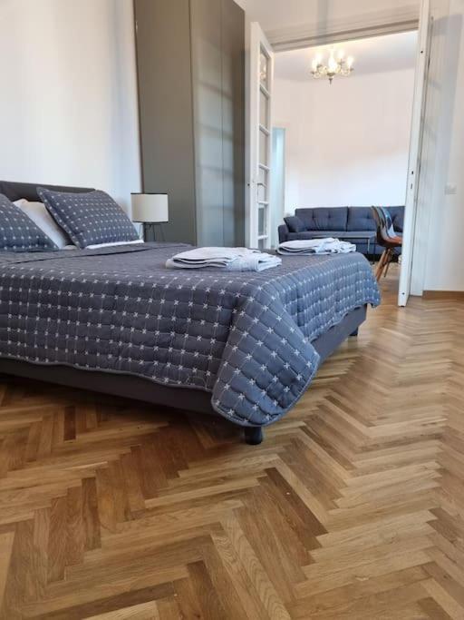 Cozy Near Center *